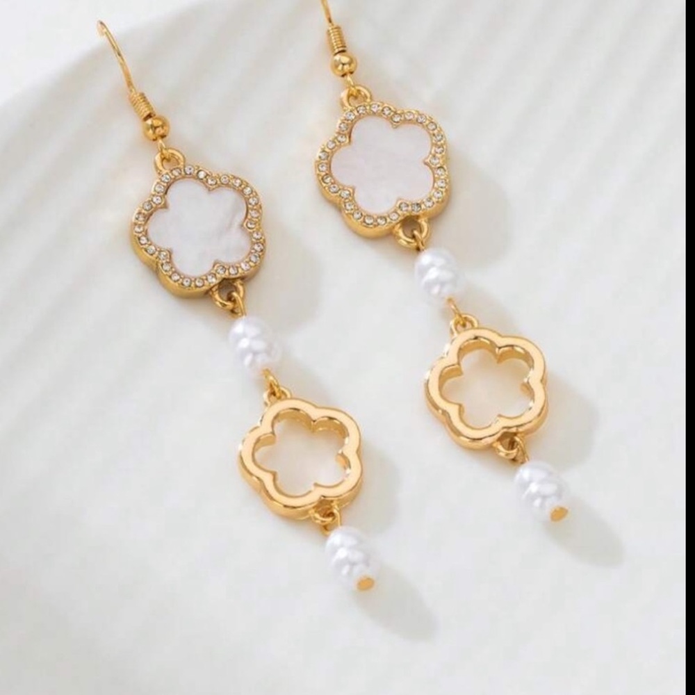 Chic Gold and White Clover Dangle Earrings with faux pearl - Picture 3 of 4